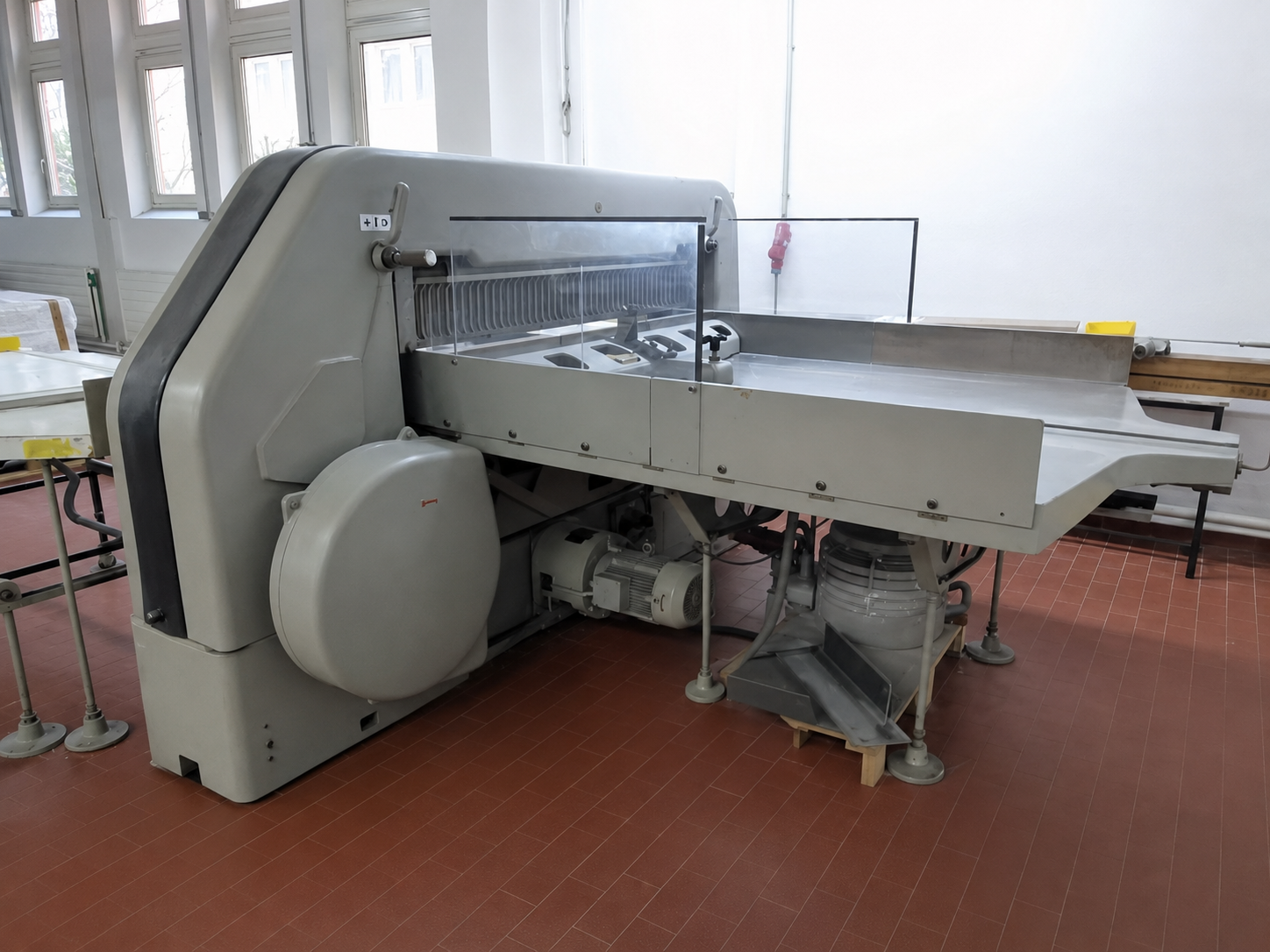 Schneider Senator 115 MC