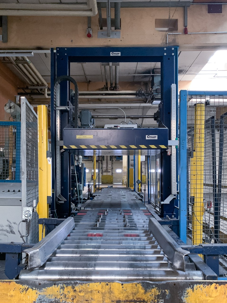 Combined pallet strapping and stretching machines